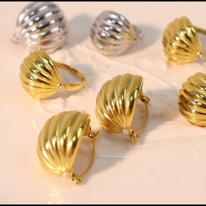 Pendientes <span class=keywords><strong>de</strong></span> aro <span class=keywords><strong>de</strong></span> gota con colgante en forma <span class=keywords><strong>de</strong></span> cesta <span class=keywords><strong>de</strong></span> barco <span class=keywords><strong>de</strong></span> concha <span class=keywords><strong>de</strong></span> perla gruesa chapada en <span class=keywords><strong>oro</strong></span> <span class=keywords><strong>de</strong></span> 18 quilates <span class=keywords><strong>de</strong></span> acero inoxidable para mujeres y niñas - Product Image 4