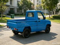 Mini camionnette électrique avec option conduite à droite, capacité de charge de 500 kg, idéale pour la logistique sur sites étroits et les travaux en courantier intérieur.