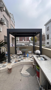 Pergola moderne en acier blanc écologique avec écran rétractable automatique imperméable et matériau PE pour gazebo de jardin - Product Image 5