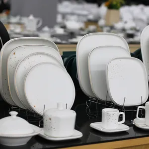 Оптовая цена, набор роскошных тарелок на заказ, китайская керамическая посуда в западном стиле, фарфоровый керамический сервиз с золотым ободком