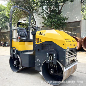 Rouleau vibratoire à double tambour, diesel, design compact, équipement de construction routière - Product Image 1