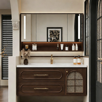 Armoire de salle de bain en PVC de style hôtelier avec surface résistante aux rayures et un grand espace de rangement