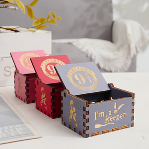 Carillon in <span class=keywords><strong>Legno</strong></span> a Manovella Vintage Intagliato |   Articoli Decorativi Fantasy Ispirati a Film e Romanzi, Regalo per Compleanni e Festività - Product Image 4