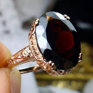 Bague de cocktail F1513 en or rose et émeraude, coupe ovale, motif floral, bijoux fins pour femme, idéale pour les fiançailles - Product Image 2