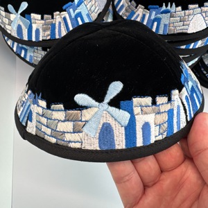 Magnifique couvre-chef juif en velours, Yarmulke en velours brodé avec motif Mur de Jérusalem, Kippot en velours - Product Image 4