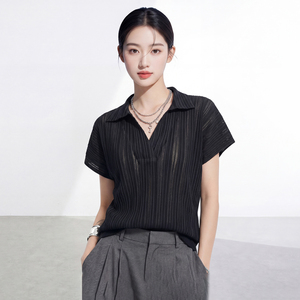 Camiseta Básica Minimalista de Chifón con Cuello en V a Rayas, Plisado Miyake Elegante, Manga Corta Holgada, para el Día a Día de Mujer - Product Image 4