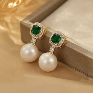 Pendientes de Botón de Cobre Elegantes de Alta Gama con Diseño de Nicho de Perla y Circonita Cuadrada, Chapados en Oro, a la Moda - Product Image 3