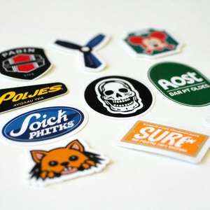 Logo adhésif personnalisé <span class=keywords><strong>Lebel</strong></span> Vinyle découpé à l'emporte-pièce Résistance aux UV Autocollants en vinyle adhésif étanche Etiquette découpée individuelle pour promotion - Product Image 1