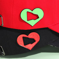Épinglette de revers personnalisée en forme de cœur scintillant, badge lumineux en métal, émail fluorescent, épinglette mexicaine pour chapeau