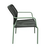 Chaise empilable de patio extérieure moderne, imperméable et portable, avec rotin léger et corde tressée en métal pour la salle à manger