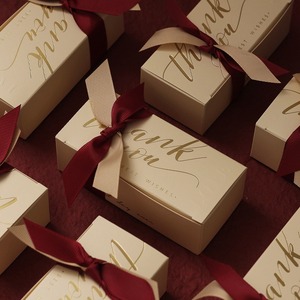 Boîte cadeau de mariage en relief avec <span class=keywords><strong>avantage</strong></span> UV, boîtes à bonbons, chocolats, friandises d'anniversaire avec ruban à des fins décoratives - Product Image 1