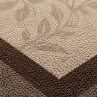 Tapis d'entrée aux tons terreux sophistiqués, motif feuilles imprimées encadrées, beige et marron, moderne et traditionnel, paillasson antidérapant