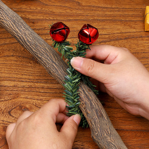 Guirnalda de agujas de pino navideñas con campanas y cuerda para colgar en barandillas, repisas y árboles - Product Image 4
