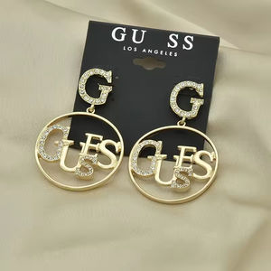 Orecchini di Design da Donna a Cerchio Lungo con Scritta Guess Cava e Strass di Marchio di Moda - Product Image 5