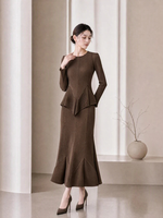 Ensemble plissé élégant pour femme à double couche avec col rond et manches longues, doté d'un ourlet plissé irrégulier au dos