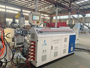 Machine d'extrusion de feuilles ondulées en <span class=keywords><strong>polycarbonate</strong></span> en nid d'abeille pour tuiles de toiture creuses en PC de 2100 mm de largeur, moteur SIEMENS PET - Product Image 5