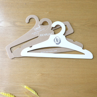 Cintres en carton de différentes épaisseurs pour usage textile