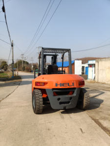 Chariot élévateur à palettes diesel d'occasion Heli CPCD30 H2000 7 tonnes avec moteur Isuzu, transmission 4x4, terrain accidenté, modèle 2023 - Product Image 6