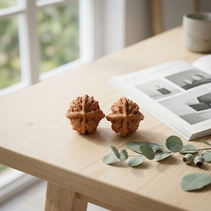 Par de Adornos de Madera de Lujo con Forma Cuadrada, Patrón Geométrico, Hechos a Mano con Madera de Árboles Antiguos de Hebei, China, Decoración Zen de Lujo - Product Image 1