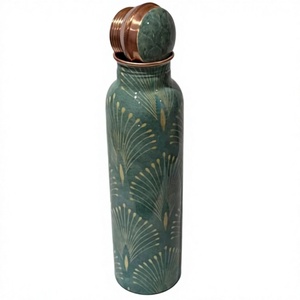 Botella de agua de cobre de estilo atemporal que combina funcionalidad, elegancia y beneficios tradicionales para la salud. - Product Image 1