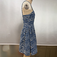 Mini-robe d'été en jean de coton brodée sur mesure avec œillets et col cœur
