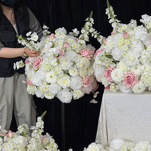 Boule de fleurs artificielles en soie blanche pure réaliste pour la décoration de fonds de mariage et les événements de rentrée scolaire - Product Image 3