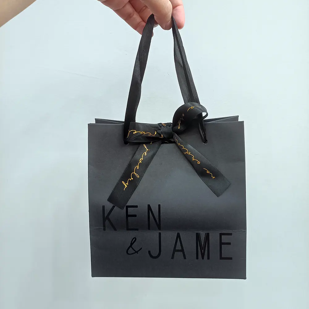 Bolsa de compras reutilizable negra de lujo con logotipo UV de punto personalizado, bolsas de papel de regalo con asas de cinta, bolsa de embalaje de joyería negra mate