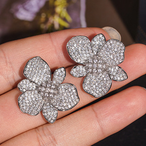 Eleganti Orecchini a Perno a Forma di Giglio, Gioielli Minimalisti di Lusso per Donna, Accessorio Chic da Sera, Regalo Raffinato - Product Image 5