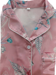 Stampa personalizzata all'ingrosso <span class=keywords><strong>con</strong></span> <span class=keywords><strong>bottoni</strong></span> a manica corta da salotto Shorts in raso Set <span class=keywords><strong>pigiama</strong></span> da <span class=keywords><strong>donna</strong></span> <span class=keywords><strong>con</strong></span> stampa floreale in <span class=keywords><strong>pigiama</strong></span> - Product Image 6