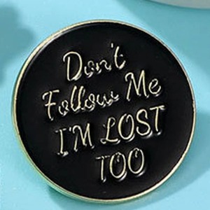 "Ne me suivez pas, je suis perdu aussi" Lettre noire Broche Énonciations célèbres Phrases: Accessoires décoratifs pour sac à dos Badge décolleté - Product Image 2