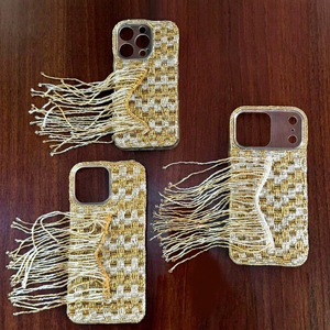 Funda de Teléfono Hecha a Mano con Cuentas de Vidrio Bordadas, Diseño de Ángel, Patrón Tejido en Dorado y Blanco, y Borla Rectangular - Product Image 1