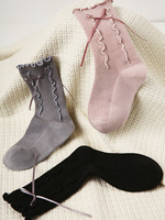 Vente en gros de chaussettes pour enfants avec des rubans et des nœuds de couleurs unies en dentelle de champignon pour filles pour enfants