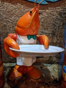 Estatua de mayordomo de langosta roja de fibra de vidrio con decoración de restaurante de gran oferta con plato - Product Image 5