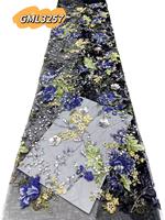 Tissu en dentelle de tulle noir brodé de sequins floraux colorés vintage pour robe de mariée ou tenue de cérémonie en maille