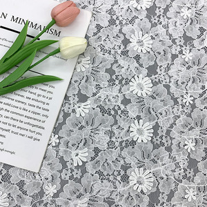 Tessuto in pizzo floreale bianco puro fatto a mano in poliestere e cotone morbido al tatto, colore avorio, per abiti da sposa nigeriani, venduto a metraggio all'ingrosso - Product Image 1
