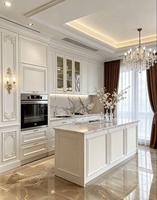 Armoire de cuisine en bois peint bleu clair avec portes en verre, sur mesure pour la rénovation de cuisine de style français