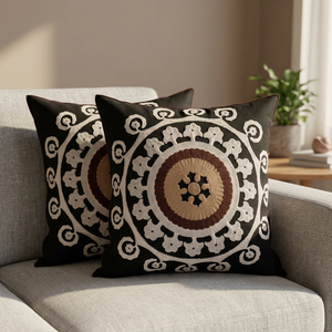 Housse de coussin carrée Jaipur brodée Crewel noir et blanc taies d'oreillers artisanales avec technique de broderie unique - Product Image 2