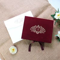 Ensemble d'invitations de mariage de luxe en velours bordeaux avec impression dorée sur acrylique transparent et sceau de cire