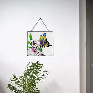 Decoração de parede de janela de vidro artesanal, painel coletor de sol de borboleta e flores com corrente de metal, decoração de vidro para casa ao ar livre