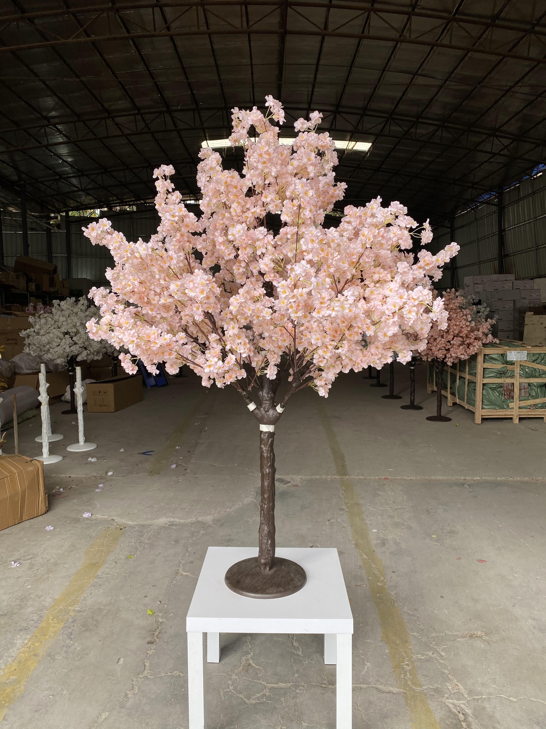 Arbre à fleurs de cerisier à étamines roses et jaunes