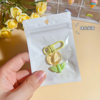 En gros, pendentifs porte-clés en résine PVC et plastique, motifs tulipes, tournesols, fleurs colorées variées, et accessoires pour sacs et écouteurs, style dessin animé mignon