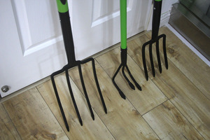 Outils agricoles en gros Fourchette <span class=keywords><strong>à</strong></span> quatre dents Terre ouverte Creuser le sol Fourchette <span class=keywords><strong>à</strong></span> cacahuètes au gingembre Outils de jardin Fourchette en acier - Product Image 2