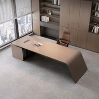 Bureau de direction de style artistique minimaliste avec design unique de pieds de table inclinés, grand format, pour espace de bureau de luxe