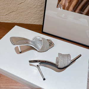 รองเท้าแตะแบบสวมสไตล์ใหม่ประจำฤดูร้อนปี 2026 ยี่ห้อ Yangshulin หัวเหลี่ยม หนังแก้ว แต่งคริสตัล ส้นเข็มสูง 6 ซม./9 ซม. พื้นยาง - Product Image 6