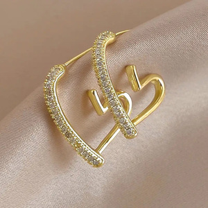 Orecchini a polsino Mimco Heart in oro bianco con diamanti incastonati a canale, gioielli di lusso da donna E3446 - Product Image 3