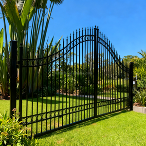 Clôture <span class=keywords><strong>composite</strong></span> en alliage d'aluminium de confidentialité nouvellement conçue Clôture de <span class=keywords><strong>jardin</strong></span> en aluminium Panneaux de clôture métalliques horizontaux en aluminium pour la maison - Product Image 4