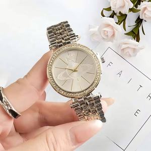 Reloj de Lujo Plateado para Mujer con Bisel de Diamantes de Imitación, Esfera de Saturno, Elegante Brazalete de Acero Inoxidable, Reloj de Cuarzo Japonés Vintage para Dama - Product Image 3