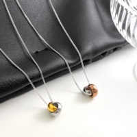 Collier pendentif double anneau entrelacé simple multicolore en acier inoxydable plaqué or 18 carats, chaîne de clavicule bicolore pour femme
