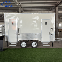 Remorque WC portable moderne et personnalisable de 4 m en panneaux sandwich pour extérieur, écologique, avec raccordement à l'eau.