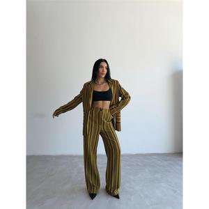 Conjunto de Chaqueta y Pantalones Otomanos a Rayas Verdes para Mujer - Product Image 1